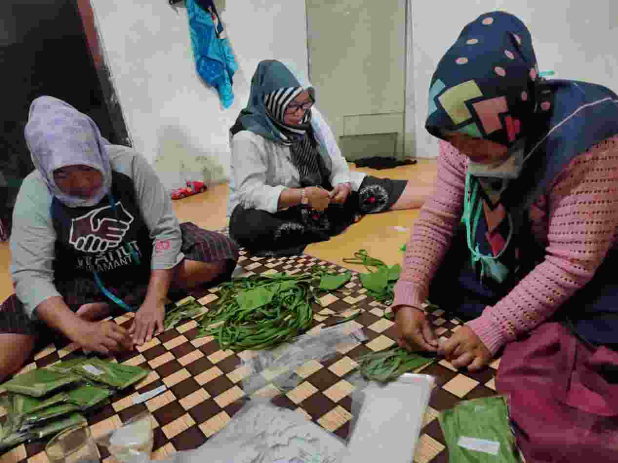 Cegah Covid 19 Kpm Pkh Di Ciamis Produksi Masker Dibagikan Gratis Ke Warga Pasundannews