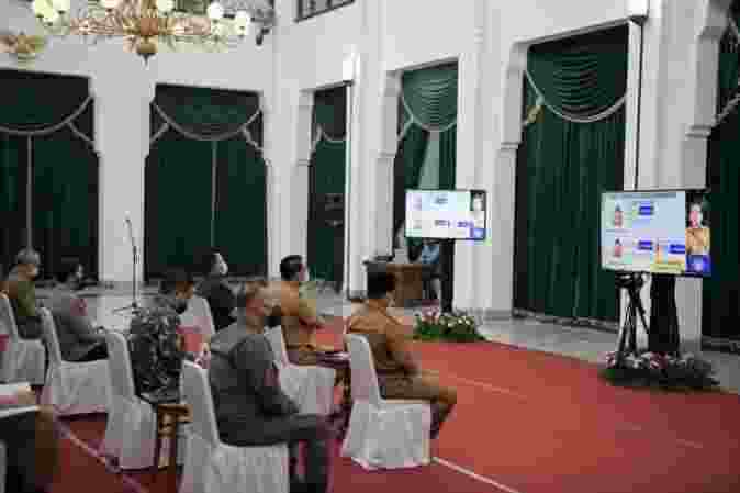 Gubernur Jabar Ridwan Kamil saat mengikuti rapat koordinasi (rakor) bersama Presiden RI Joko Widodo