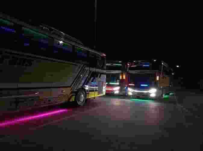 Bus asal bandung di putar balik di jalur pantura, Rembang