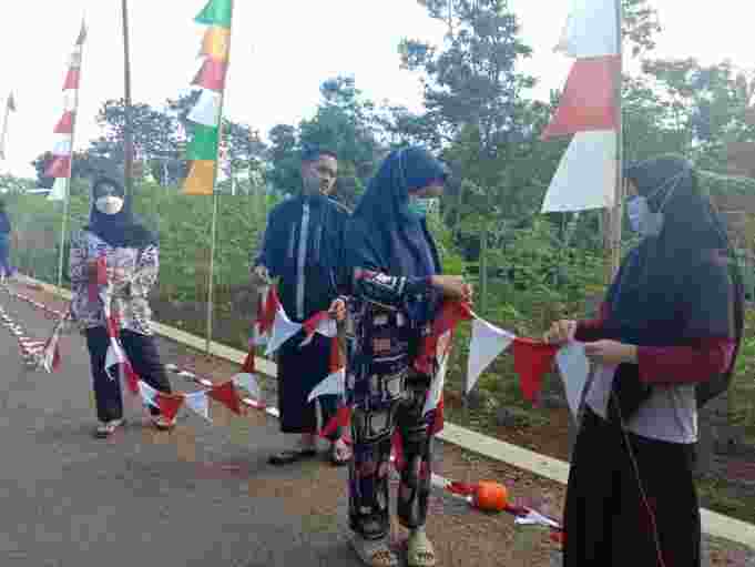 Rayakan HUT RI ke-76, Mahasiswa KKN 243 UIN Bandung Gelar Lomba Dekorasi Kampung di Desa Sanding Garut