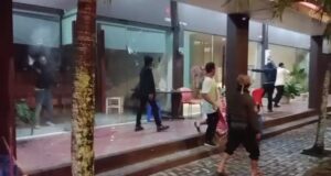 Tangkapan layar aksi pengrusakan oleh sekelompok orang tidak dikenal di Aksi perusakan kantor PT Pancajaya Makmur Bersama (PMB) yang berlokasi di kawasan Grand Pangandaran, Kabupaten Pangandaran Jawa Barat. Foto/Istimewa