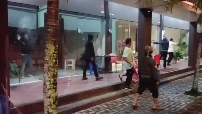 Tangkapan layar aksi pengrusakan oleh sekelompok orang tidak dikenal di Aksi perusakan kantor PT Pancajaya Makmur Bersama (PMB) yang berlokasi di kawasan Grand Pangandaran, Kabupaten Pangandaran Jawa Barat. Foto/Istimewa