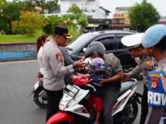 Jelang Buka Puasa Ramadhan, Polres Pangandaran Bagikan Cokelat dan Al-Qur’an