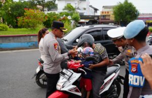 Jelang Buka Puasa Ramadhan, Polres Pangandaran Bagikan Cokelat dan Al-Qur’an