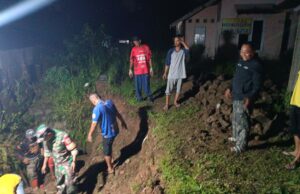 Dinding Saluran Pembuangan Air di Wargamulya Banjar Ambrol, Warga Gotong Royong Cegah Banjir