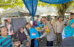 Polres Banjar Bagikan Puluhan Paket Sembako untuk Warga Kurang Mampu di Purwaharja