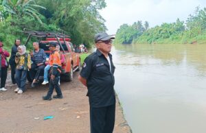 Tangis Kepala Desa Pecah di Tepi Sungai, H. Muslih Berharap Anaknya Segera Ditemukan