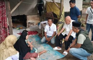 Peduli Warga Rentan, Herman Sutrisno Fasilitasi Pembuatan Pintu Rumah Lansia di Jajawar