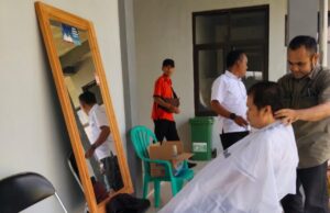 Potong Rambut Gratis oleh Penyandang Disabilitas Warnai Perayaan HUT Ciamis ke-384 di Cihaurbeuti