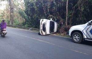 Mobil Terguling Usai Tabrakan di Tikungan Emplak Kalipucang, Satu WNA Alami Luka