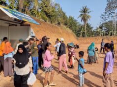 Sambut HUT Kemerdekaan, Warga Desa Cibeureum Bahu-Membahu Siapkan Lapangan Baru