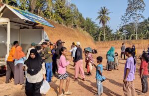 Sambut HUT Kemerdekaan, Warga Desa Cibeureum Bahu-Membahu Siapkan Lapangan Baru