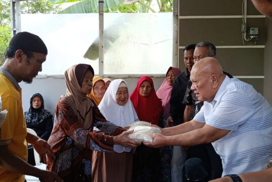 Herman Sutrisno dan Jabar Bergerak Beri Bantuan Kaki Palsu dan Beras untuk Warga Banjar