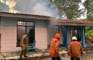Diduga Korsleting Listrik, Sebuah Rumah di Rejasari Kota Bajar Terbakar